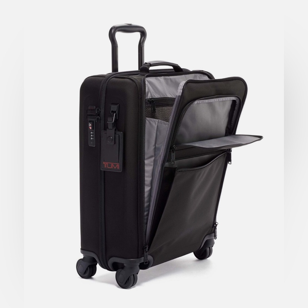 Tumi International Slim Super Leger Carry-On 55 cm charging capability